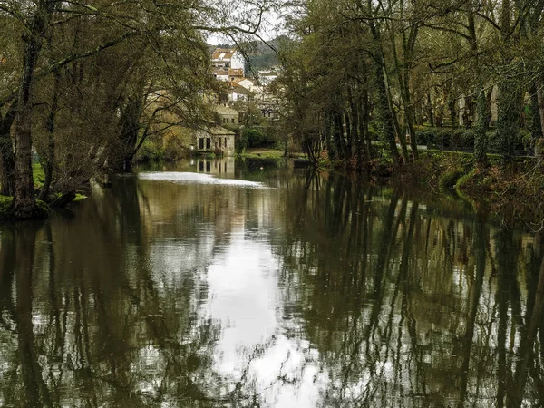 Arnoia River i byn Allariz — Stockfoto