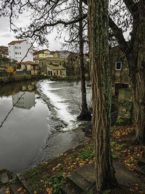 Nehirde küçük bir şelale