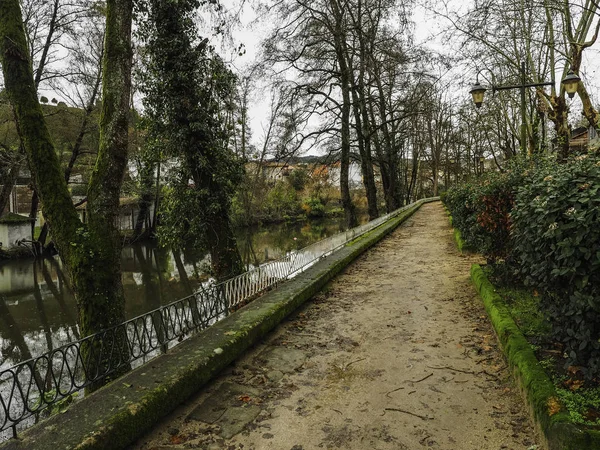 Nehri yanındaki park — Stok fotoğraf