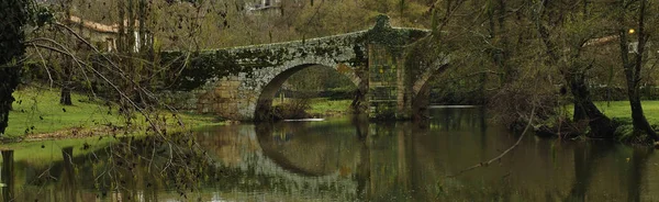 Ponte romana refletida no rio — Fotografia de Stock