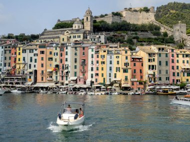 Porto Venere şehirden uzaklaşmak hareketli tekne