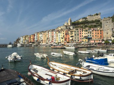 Şairler Körfezi'nde tekneler