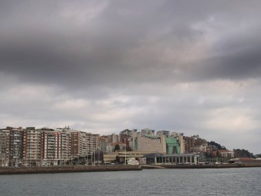 Santander 'de deniz kıyısındaki binaların çizgileri