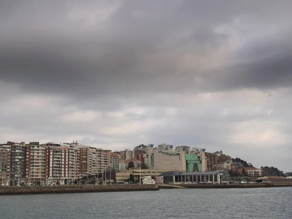 Linhas de edifícios à beira-mar em Santander — Fotografia de Stock