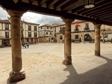 Covarrubias 'ın ana meydanının sütunları