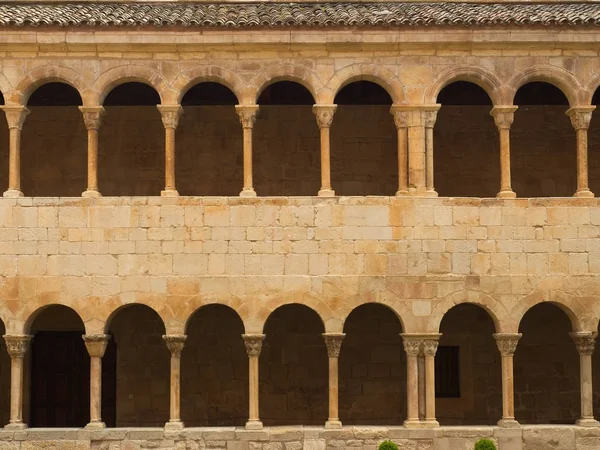 Capitales y columnas del Monasterio — Foto de Stock