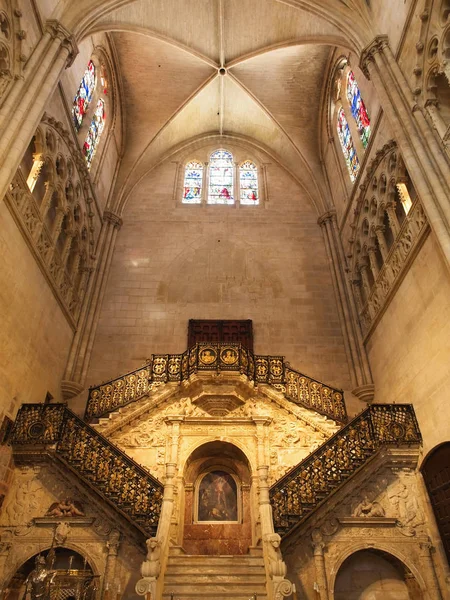 Escalera dorada en la catedral gótica de Burgos — Foto de Stock