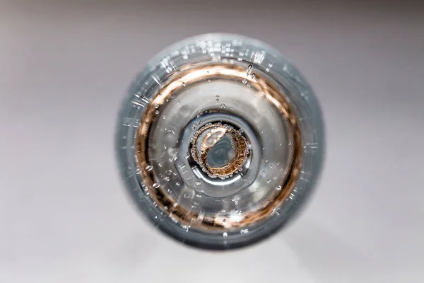 Bir kadeh şampanyadaki alyanslar yansıtılır ve sanat eseri gibi görünür.