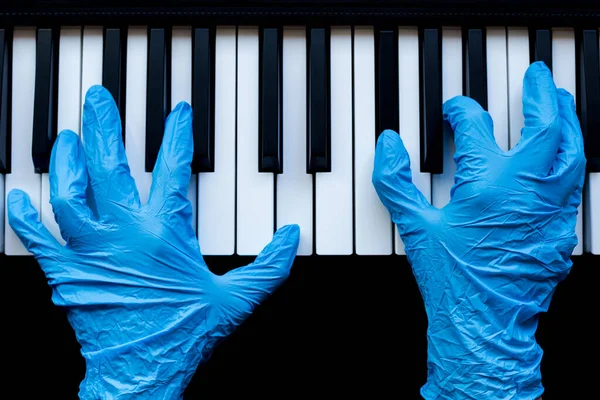 Mãos Luvas Médicas Tocam Piano Piano Negro Chaves Brancas Pretas — Fotografia de Stock