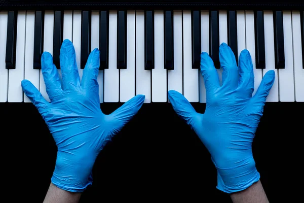 Mãos Luvas Médicas Tocam Piano Piano Negro Chaves Brancas Pretas — Fotografia de Stock