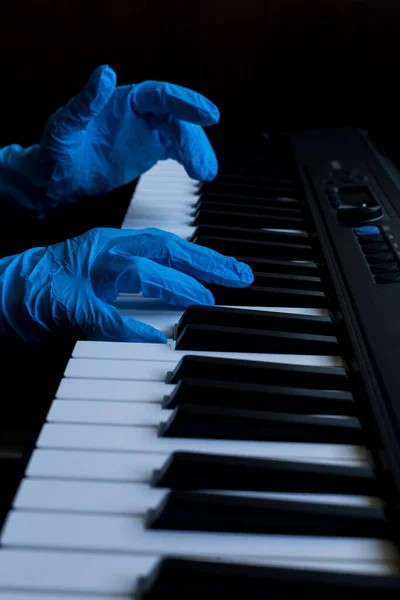 Mãos Luvas Médicas Tocam Piano Piano Negro Chaves Brancas Pretas — Fotografia de Stock