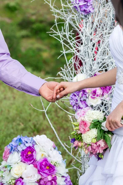 Brud Och Brudgum Hålla Händer Brud Vit Klänning Bröllopsblommor Lycka — Stockfoto