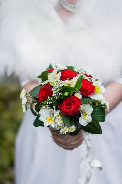 Braut Hält Einen Strauß Brautstrauß Feiern Blumenstrauß Aus Nächster Nähe — Stockfoto