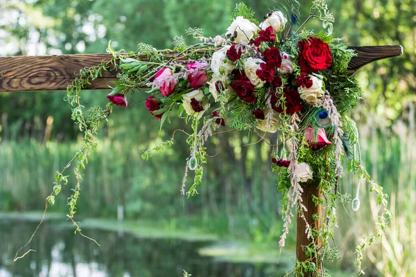 Inredning Bröllopsbåge Rustika Bröllopsvalv Röda Blommor Grön Bakgrund — Stockfoto
