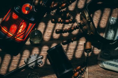 Düz yat. Antik ve modern şeylerin natürmortu. Kırmızı cep telefonu, dolar, tahta boncuklar. sert ışık