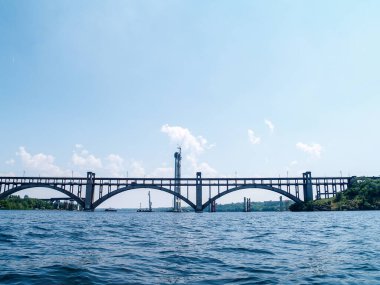 Suyun yüzeyinden güzel bir köprü manzarası. Köprü, nehir, gökyüzü