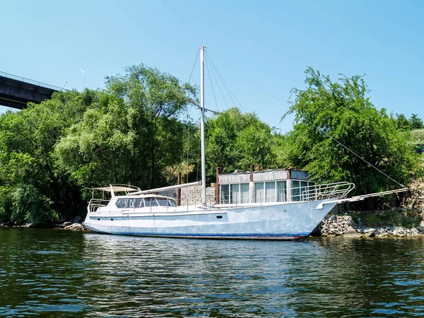 Лодка Мачтой Стоит Берега — стоковое фото
