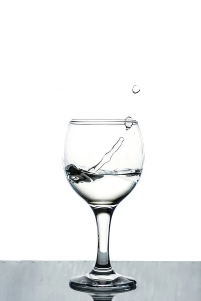 Zamrożony Płyn Wino Wylewa Się Szklanki Zamrożony Ruch — Zdjęcie stockowe