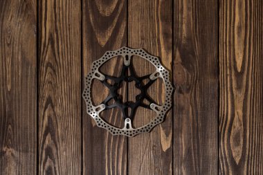 Tahta bir masada bisiklet fren diski. Bisiklet tamircisi. motor parçaları mağazası.