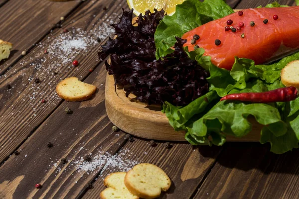 Rode Visfilet Een Houten Ondergrond Forel Sla Crackers Toast Rode — Stockfoto