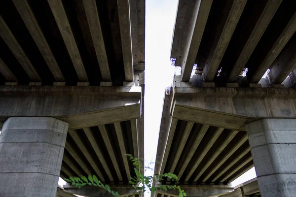 Autobahn Blick Von Unten Zwei Brücken Der Nähe Brückenstützen — Stockfoto