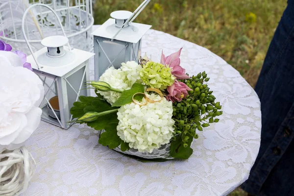 Bröllopstillbehör Bukett Vigselringar Fågelbur Lyktor Vita Rosa Och Gröna Blommor — Stockfoto