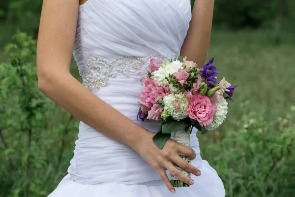 Novia Tiene Ramo Mano Vestido Blanco Clásico Ramo Boda Estilo — Foto de Stock