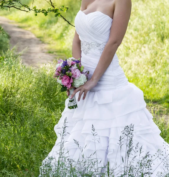 Sposa Vestito Bianco Tiene Mazzo Nuziale Sposa Nel Parco Fiori — Foto Stock