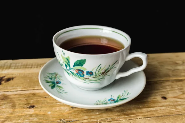 Tasse Tee Auf Einem Holztisch Schwarzer Hintergrund Eine Weiße Tasse — Stockfoto