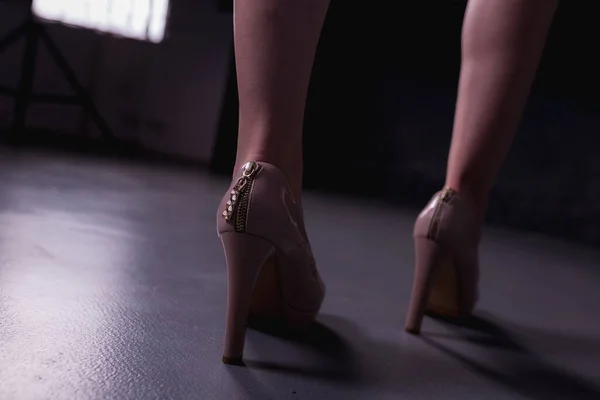 Yüksek Topuklu Ayakkabılı Ince Kadın Bacakları Sahne Işıkları Karanlık Stüdyo — Stok fotoğraf