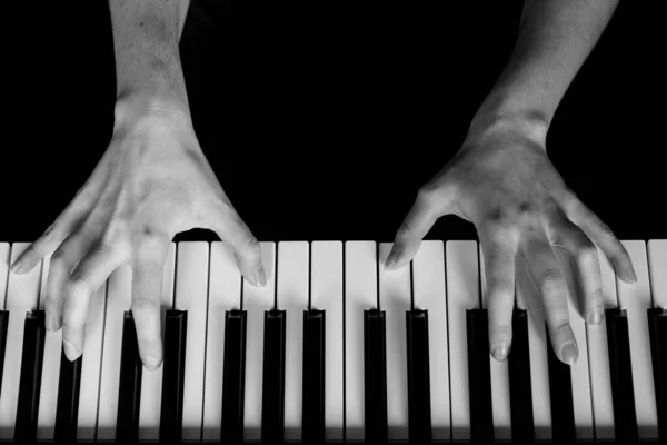 Χέρια Παίζουν Πιάνο Μαύρο Πιάνο Λευκά Και Μαύρα Πλήκτρα — Φωτογραφία Αρχείου