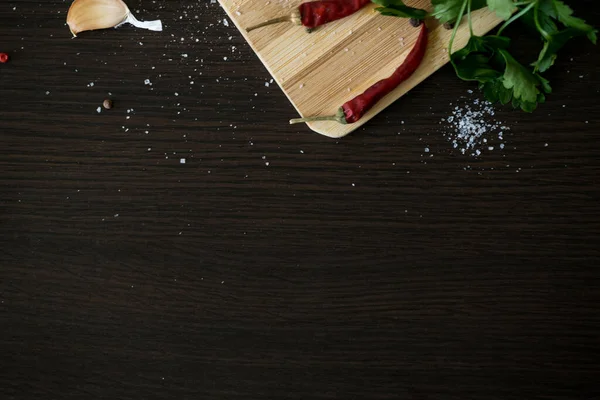 Verdes Temperos Carne Uma Tábua Corte Pedaço Porco Pimenta Alho — Fotografia de Stock