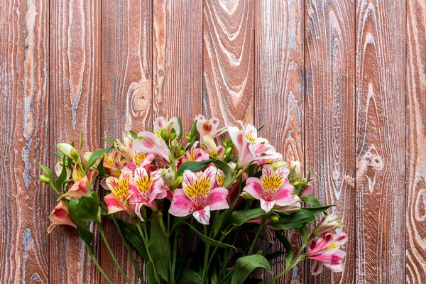 Alstroeméria Háttér Virágok Barna Háttérrel Vettem Üzenetet Gyönyörű Csokor — Stock Fotó
