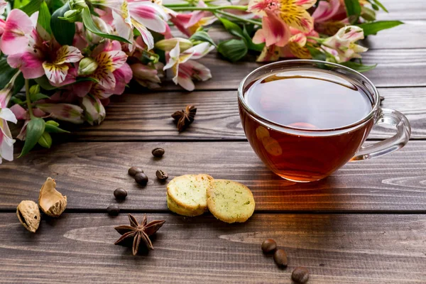 Alstroemeria Auf Dem Tisch Tasse Tee Auf Einem Schönen Holztisch — Stockfoto