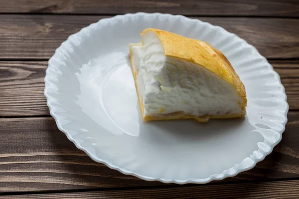 Ungewöhnliches Omelett Weißer Teller Spiegeleier Holztisch Vorhanden Messer Und Gabel — Stockfoto