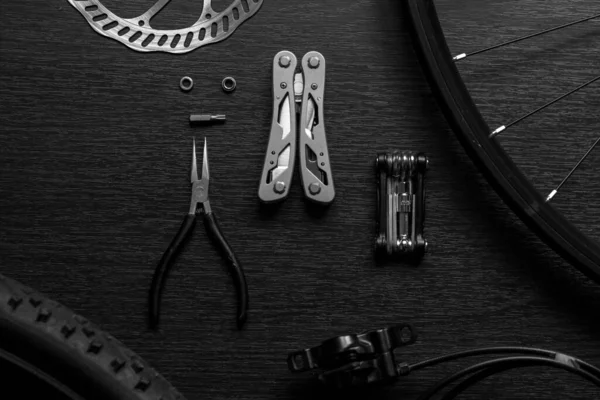 Εργαλεία Επισκευής Ποδηλάτων Τροχός Φρένο Δίσκος Είναι Στο Τραπέζι — Φωτογραφία Αρχείου