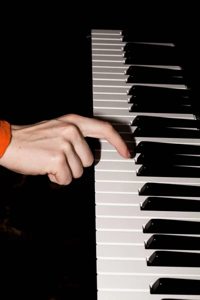 Mädchen Lernt Klavierspielen Weiblicher Finger Drückt Eine Taste Seitenansicht — Stockfoto