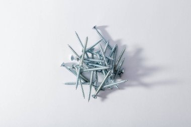 Beyaz arka planda izole vidalar. Donanım satışı. nalbur.