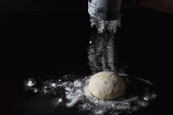 dondurucu hareket. Şef bir kase hamura un serpiyor. Pizza hamuru masada yatıyor. İtalyan pizzası pişirmek. İtalyan restoranı.
