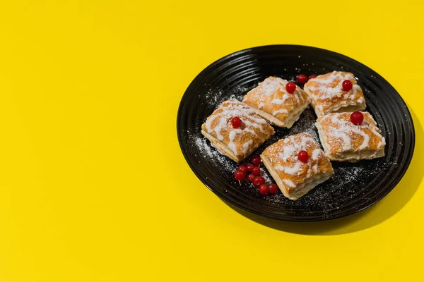 Französisches Gourmet Gebäck Mit Roten Johannisbeeren Auf Schwarzem Teller Vor — Stockfoto