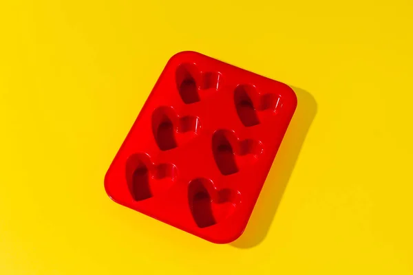 红色心形烘烤盘 黄色背景 所有情人的日子 情人节 — 图库照片