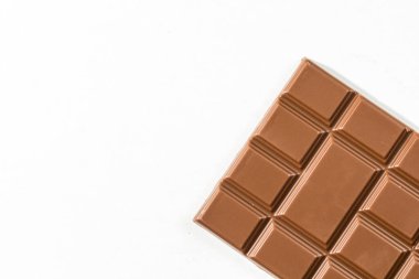 Beyaz arka planda izole edilmiş sütlü çikolata. en üstteki görünüm