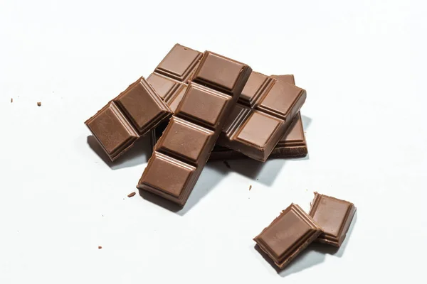 Stukken Chocolade Een Witte Achtergrond — Stockfoto