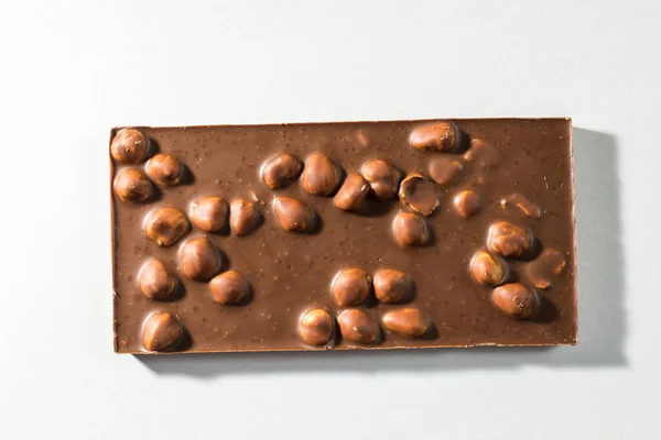 Melkchocolade Met Noten Een Witte Achtergrond — Stockfoto