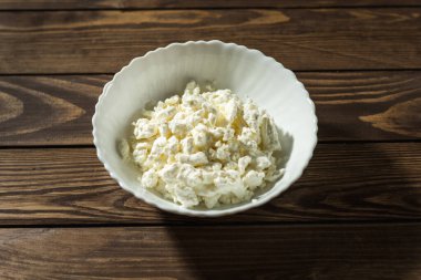 Masanın üzerinde beyaz tabakta duran süzme peynir..