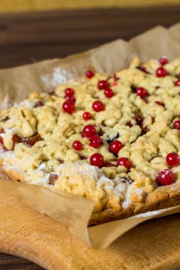Böğürtlenli ev yapımı pasta. Kırmızı frenk üzümü, siyah frenk üzümü, bektaşi üzümü..