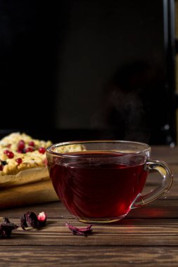 Lezzetli kahvaltı. Aşçı pastaya şeker serpiyor. Tahtada böğürtlenli ev yapımı rendelenmiş turta. Büyük dilim pasta..