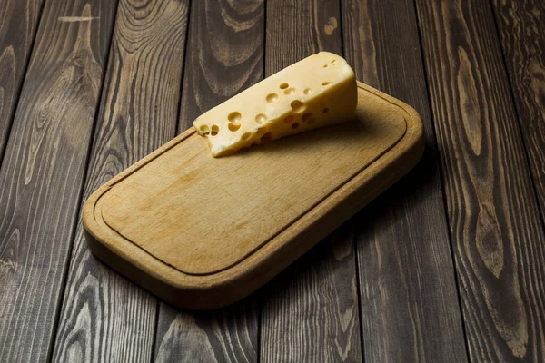 Prato Queijo Degustação Uma Velha Mesa Madeira Preta Comida Para — Fotografia de Stock