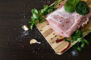 Lezzetli bir kahvaltı. Aşçı pastaya şeker serpiyor. Tahtada böğürtlenli ev yapımı rendelenmiş turta. Büyük bir dilim pasta. Hibiscus şeffaf bir bardakta içer..