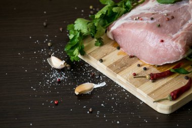 Lezzetli bir kahvaltı. Aşçı pastaya şeker serpiyor. Tahtada böğürtlenli ev yapımı rendelenmiş turta. Büyük bir dilim pasta. Hibiscus şeffaf bir bardakta içer..